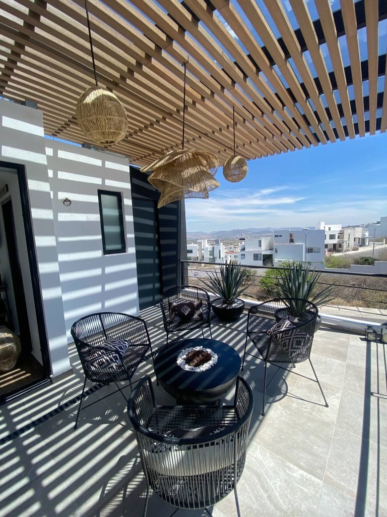 Descubre el Roof Garden Agave, un espacio exterior diseñado para convivir en armonía con la naturaleza. Muebles modernos, estilo acogedor y funcionalidad en cada detalle.