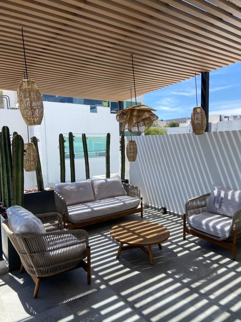 Disfruta del Roof Garden Agave con una sala exterior acogedora, mobiliario artesanal y un diseño lleno de luz y frescura. Un espacio ideal para convivir en armonía.
