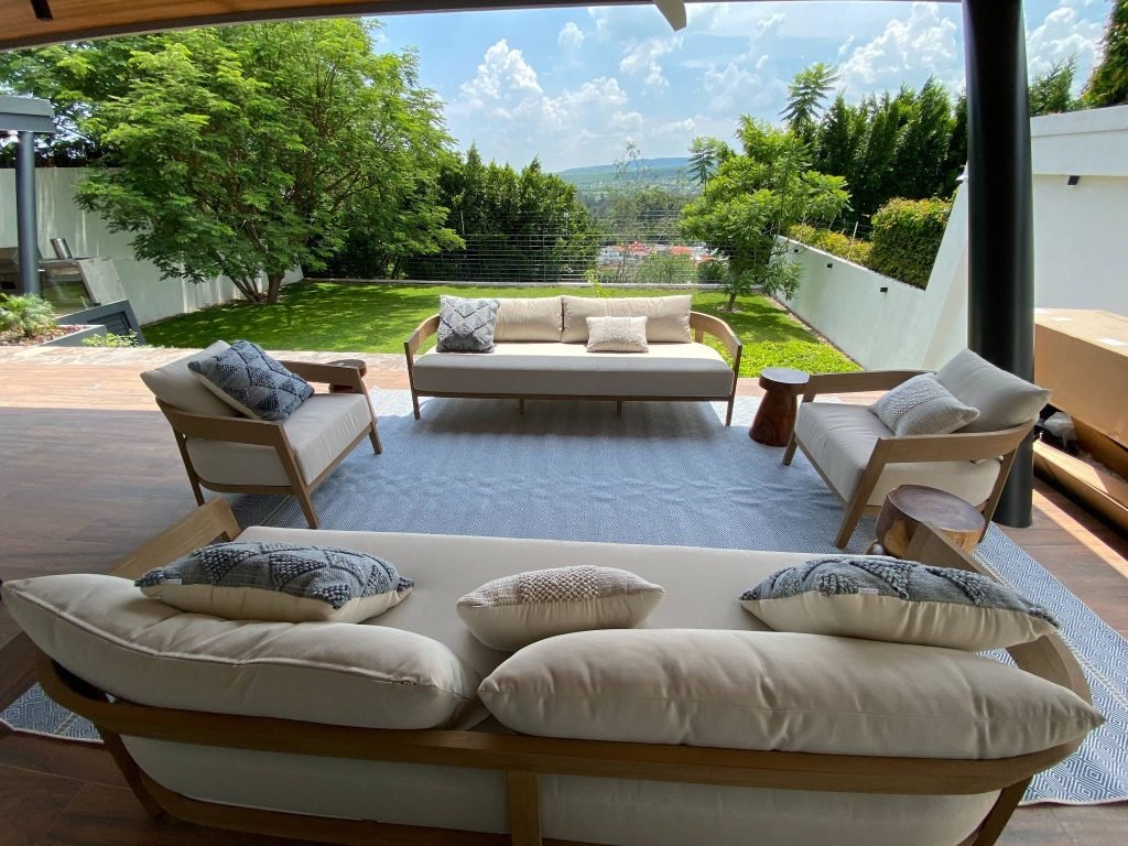 Proyecto de sala exterior en terraza de Juriquilla para James, combinando diseño contemporáneo, confort y conexión con la naturaleza.