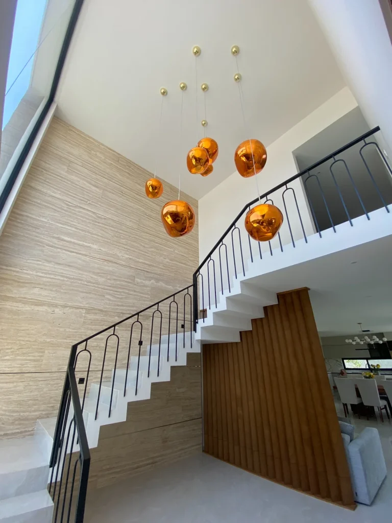 Proyecto de interiorismo en Querétaro. Detalle de iluminación decorativa en vestíbulo con diseño arquitectónico exclusivo.