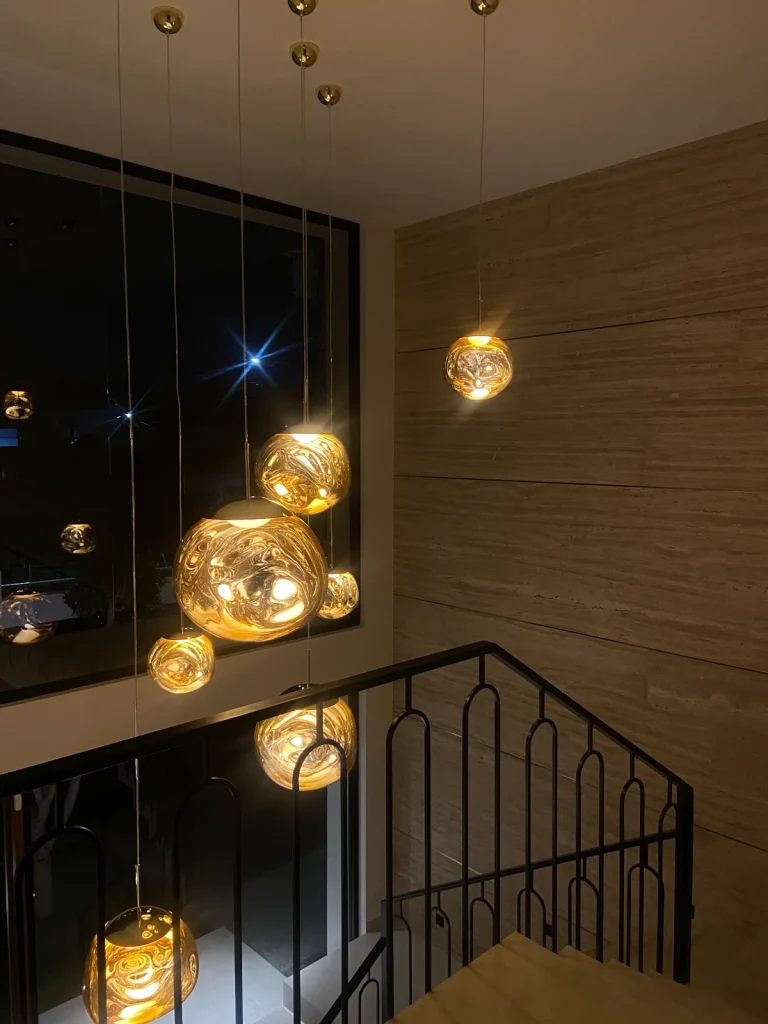 Proyecto de interiorismo en Querétaro. Detalle de iluminación decorativa en vestíbulo con diseño arquitectónico exclusivo.