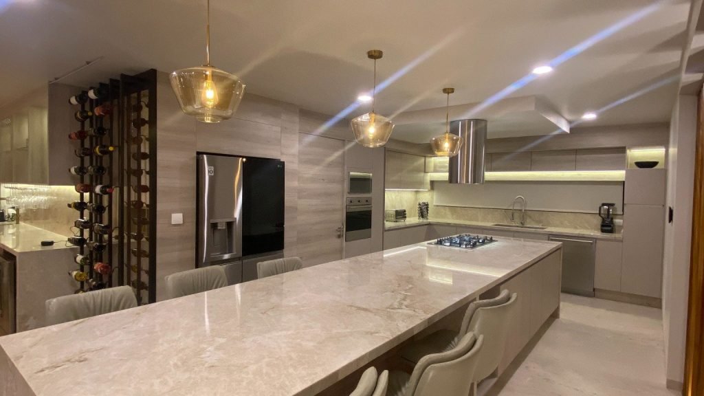 Cocina residencial en Querétaro diseñada con un estilo moderno, funcional y detalles de lujo.