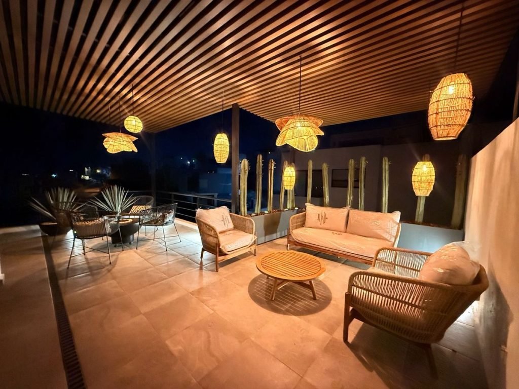 Transformamos esta terraza residencial en Querétaro en un espacio acogedor y elegante con iluminación cálida y mobiliario de diseño. Interiorismo CAI.