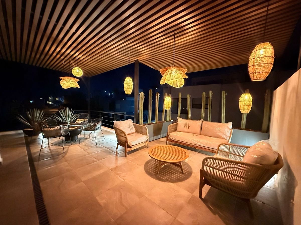 Transformamos esta terraza residencial en Querétaro en un espacio acogedor y elegante con iluminación cálida y mobiliario de diseño. Interiorismo CAI.