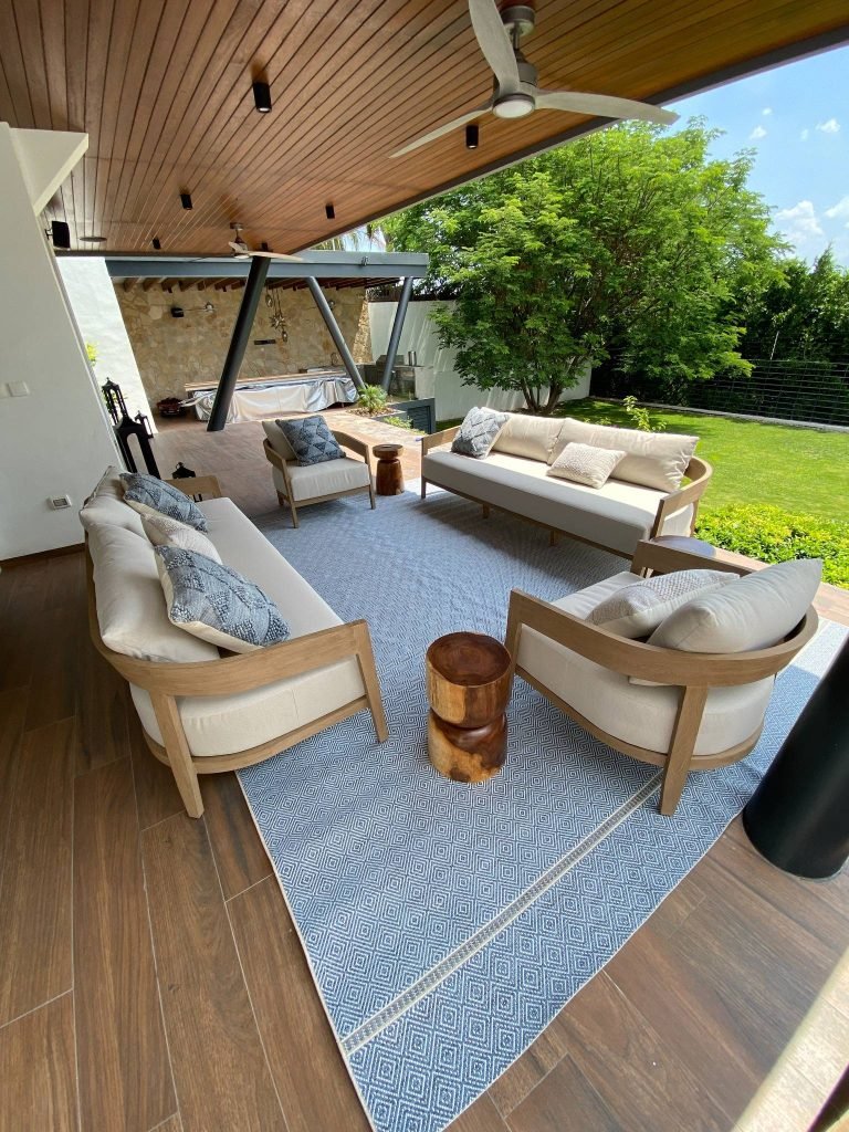 Sala exterior en terraza de Juriquilla diseñada por CAI. Un ambiente elegante y funcional para disfrutar al aire libre.