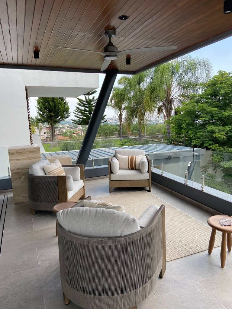 Sala exterior en terraza de Juriquilla diseñada por CAI. Un ambiente elegante y funcional para disfrutar al aire libre.