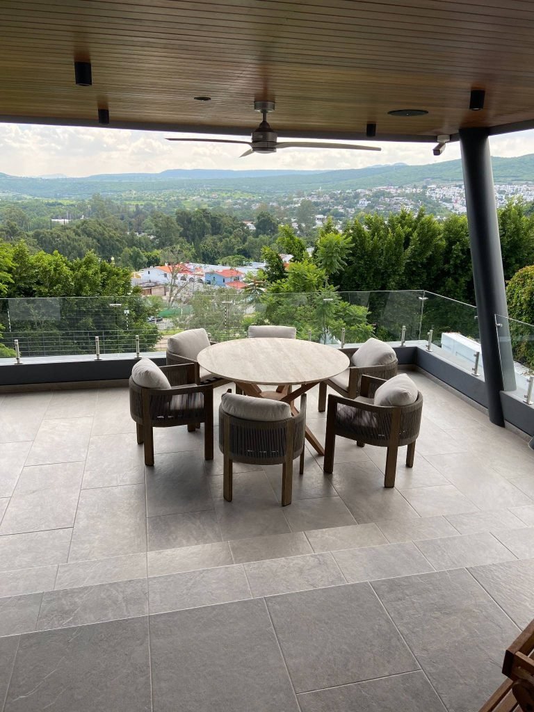 Diseño de terraza desayunadora en Juriquilla por CAI. Un espacio exterior funcional y estético para disfrutar momentos únicos.